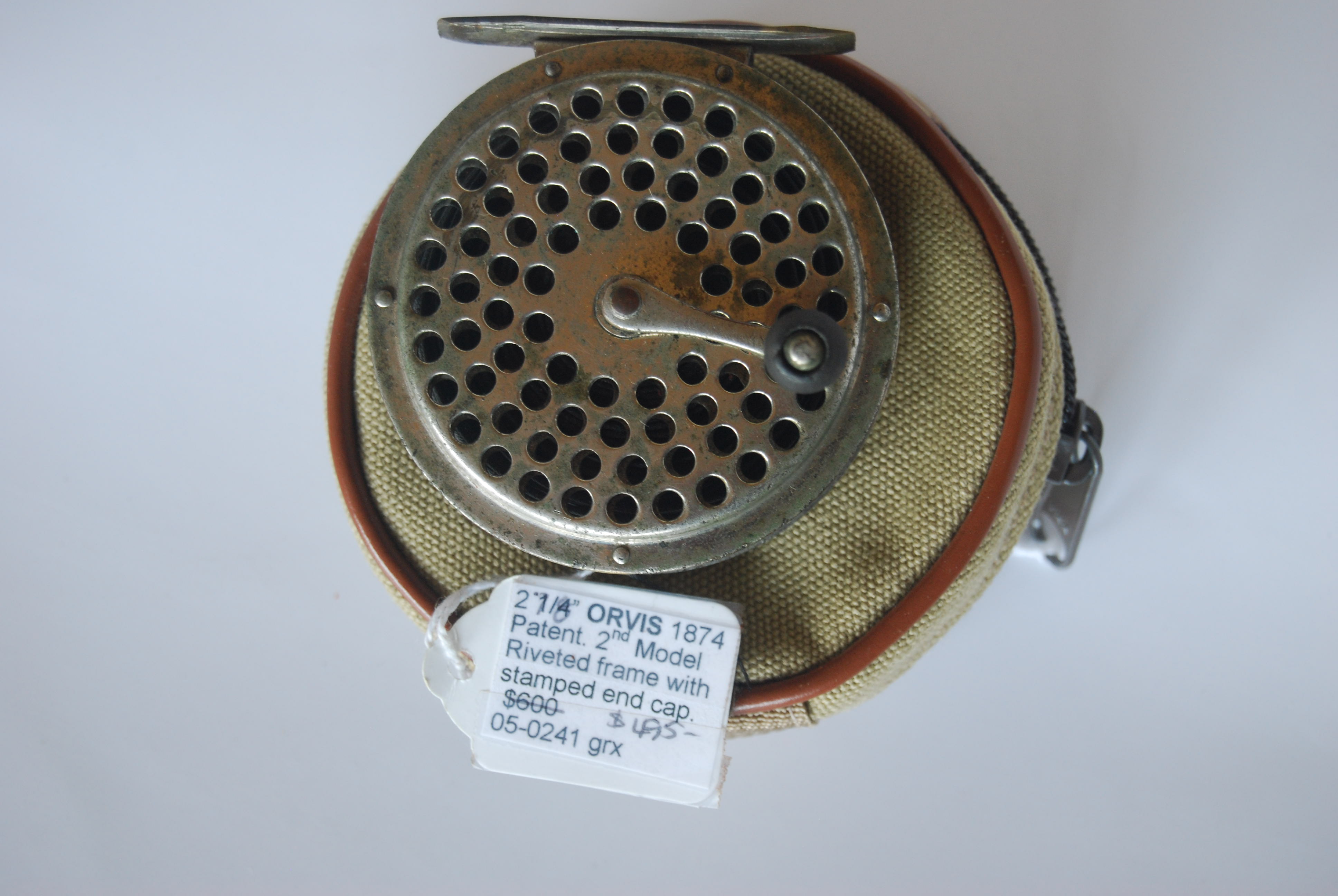 Image for 2 7/8“ ORVIS 1874 Patent. 2nd Model Riveted frame with stamped end camp. Nickeled brass; detach. winding crank with wooded knob. 5 oz. Zip Fleece Case.